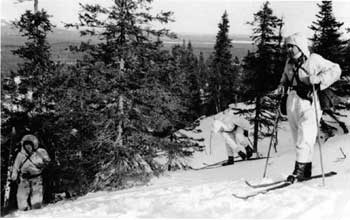 Skilaufende Soldaten